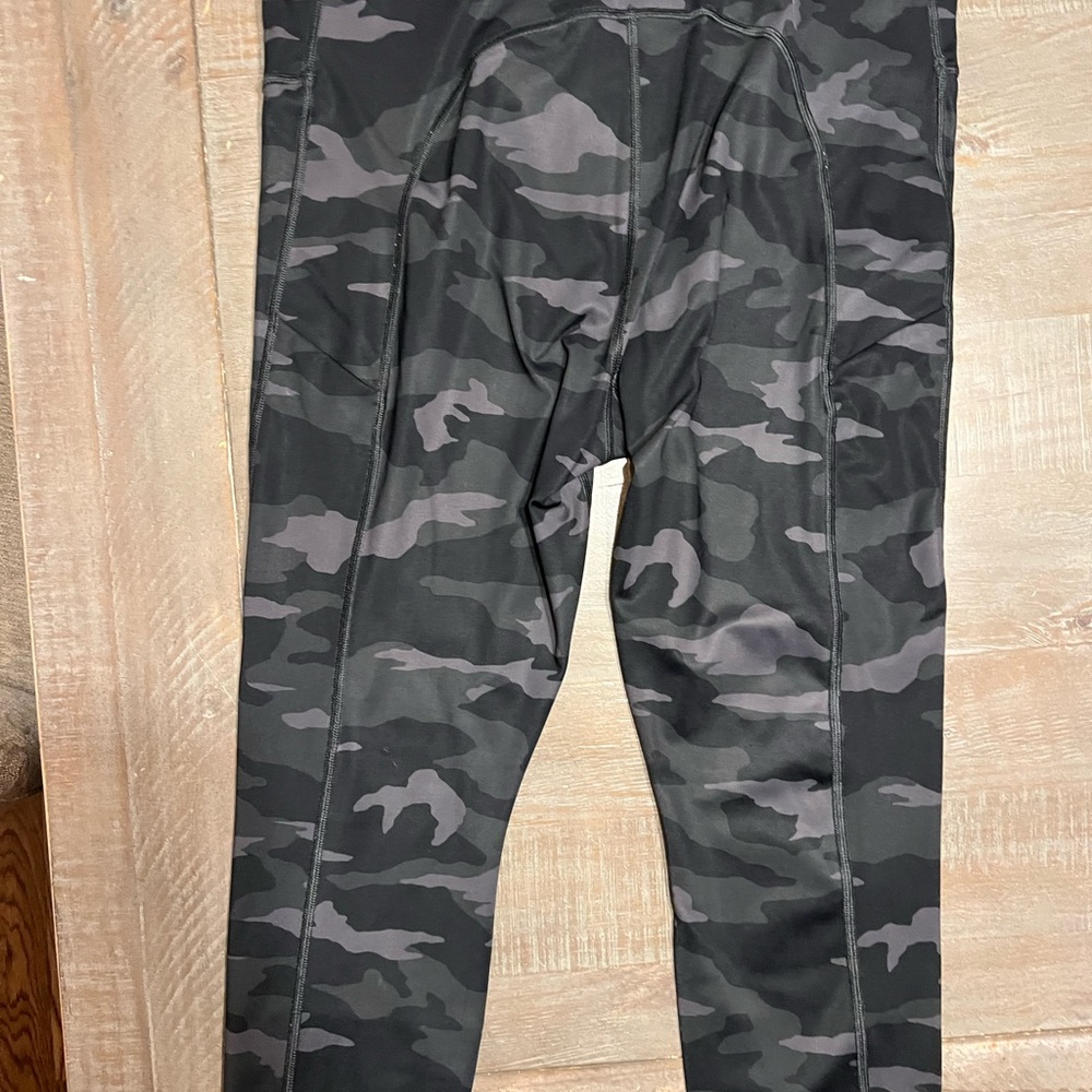 Athleta 7/8 Leggings size large black camo